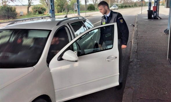 Doi moldoveni depistaţi la volan la frontiera română, deşi aveau permise de conducere suspendate